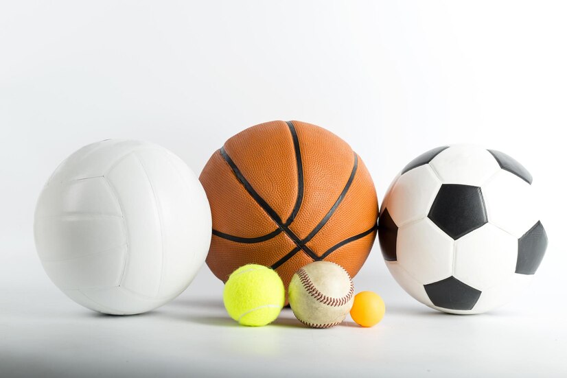 Diverse palle di vari sport su un piano